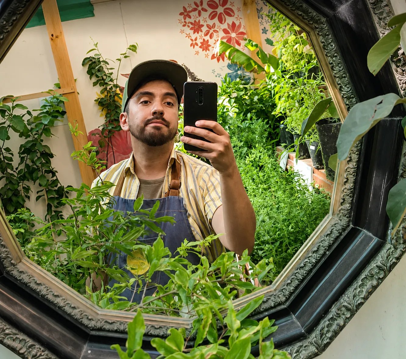 Esteban entre plantas en una feria