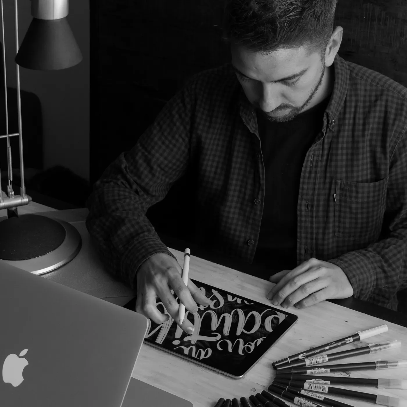 Esteban, creador de EbiotecStudio, haciendo lettering