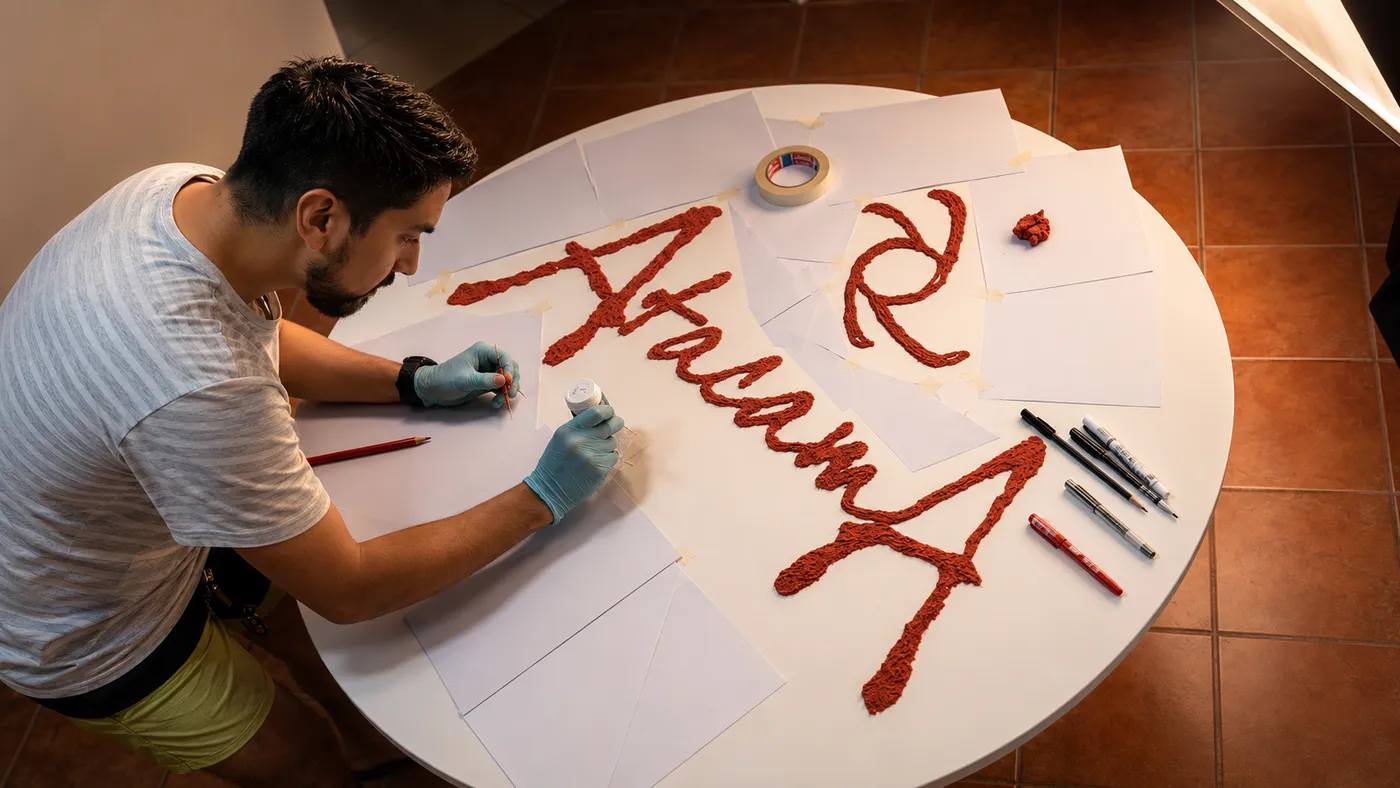 Esteban creando lettering a gran escala