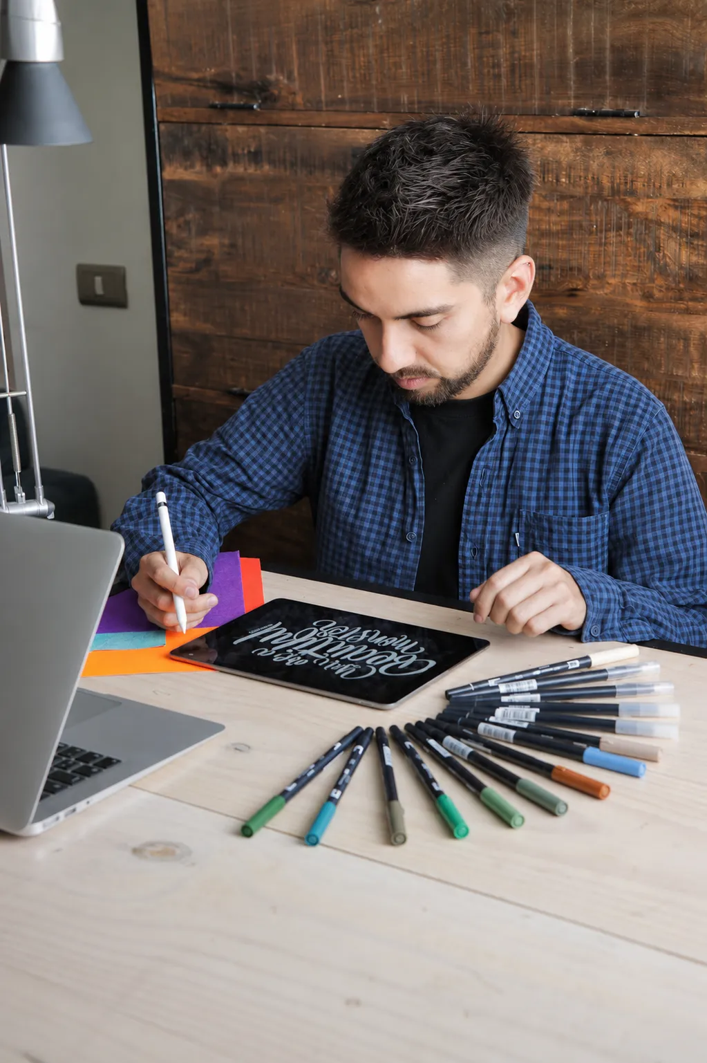 Esteban haciendo lettering digital